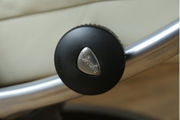 中古　美品　EKORNES(エコーネス)　Stressless(ストレスレス)　View (S)　シグニチャー オットマン付　優雅な寛ぎの時間を演出する回転チェアとオットマンのセット　定価(セット合計)約44万円　R-082224