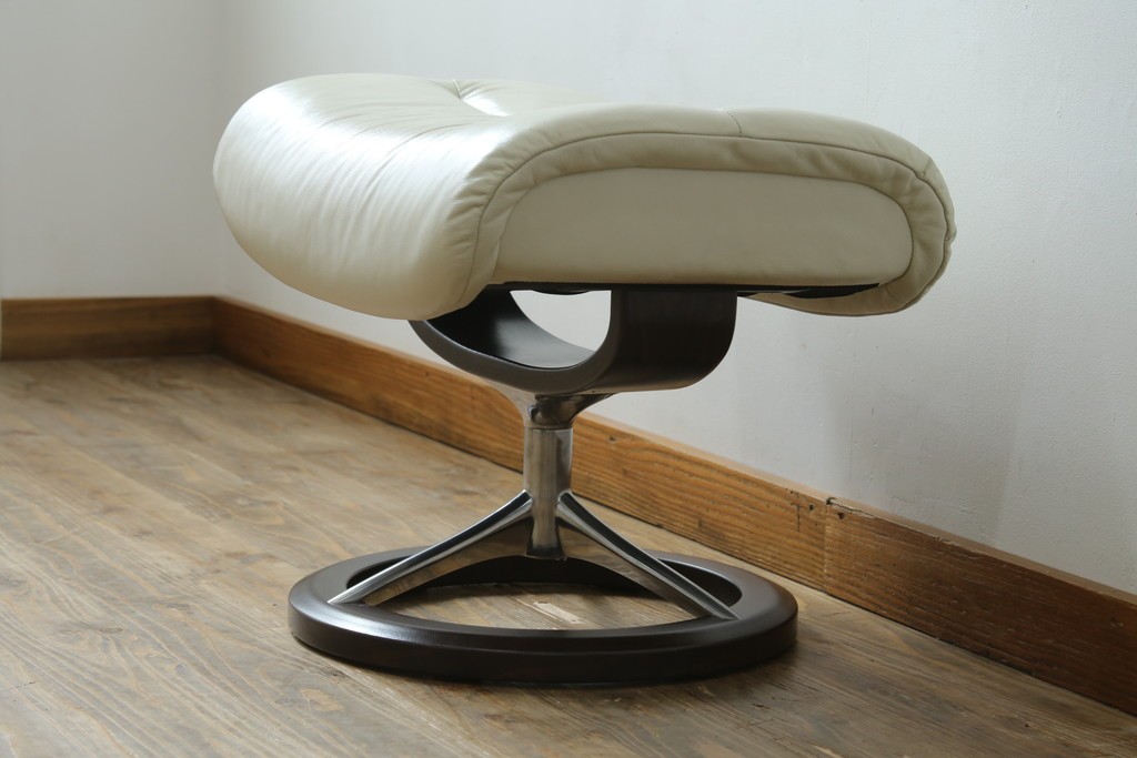 中古　美品　EKORNES(エコーネス)　Stressless(ストレスレス)　View (S)　シグニチャー オットマン付　優雅な寛ぎの時間を演出する回転チェアとオットマンのセット　定価(セット合計)約44万円　R-082224