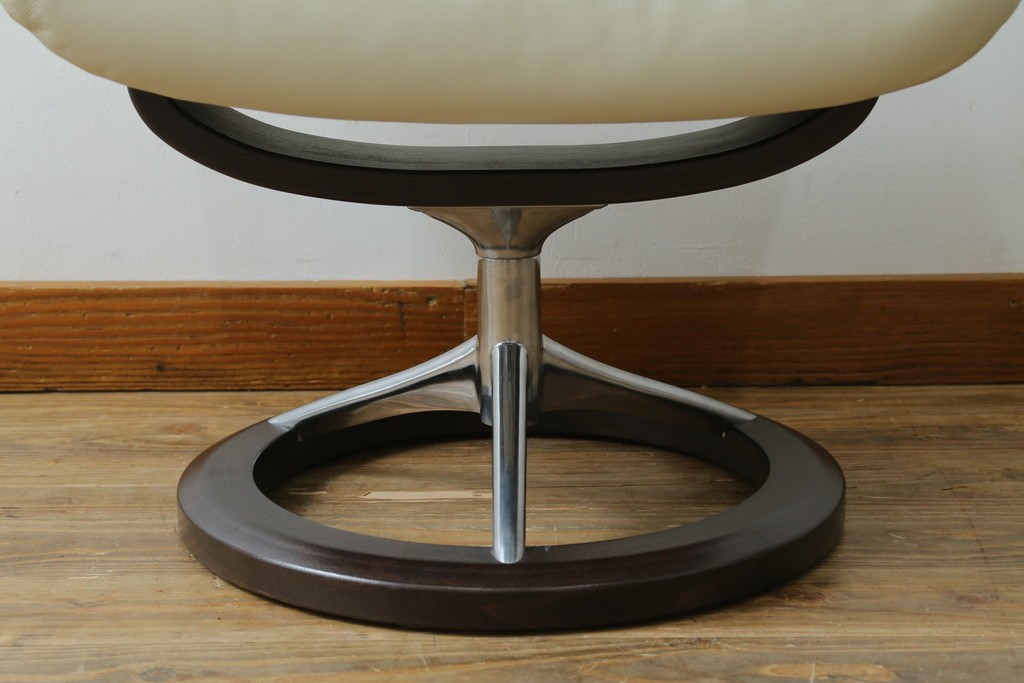 中古　美品　EKORNES(エコーネス)　Stressless(ストレスレス)　View (S)　シグニチャー オットマン付　優雅な寛ぎの時間を演出する回転チェアとオットマンのセット　定価(セット合計)約44万円　R-082224