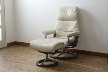 中古　美品　EKORNES(エコーネス)　Stressless(ストレスレス)　View (S)　シグニチャー オットマン付　優雅な寛ぎの時間を演出する回転チェアとオットマンのセット　定価約44万円相当　R-082224