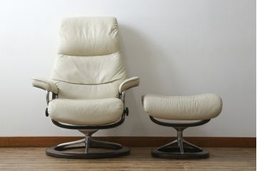 中古　美品　EKORNES(エコーネス)　Stressless(ストレスレス)　View (S)　シグニチャー オットマン付　優雅な寛ぎの時間を演出する回転チェアとオットマンのセット　定価約44万円相当　R-082224