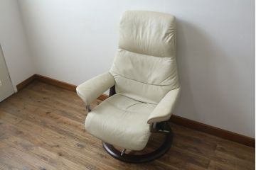 中古　美品　EKORNES(エコーネス)　Stressless(ストレスレス)　View (S)　シグニチャー オットマン付　優雅な寛ぎの時間を演出する回転チェアとオットマンのセット　定価約44万円相当　R-082224