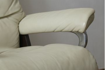 中古　美品　EKORNES(エコーネス)　Stressless(ストレスレス)　View (S)　シグニチャー オットマン付　優雅な寛ぎの時間を演出する回転チェアとオットマンのセット　定価約44万円相当　R-082224