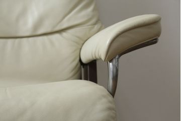 中古　美品　EKORNES(エコーネス)　Stressless(ストレスレス)　View (S)　シグニチャー オットマン付　優雅な寛ぎの時間を演出する回転チェアとオットマンのセット　定価約44万円相当　R-082224
