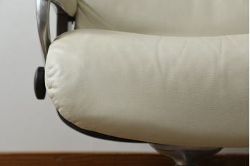 中古　美品　EKORNES(エコーネス)　Stressless(ストレスレス)　View (S)　シグニチャー オットマン付　優雅な寛ぎの時間を演出する回転チェアとオットマンのセット　定価約44万円相当　R-082224