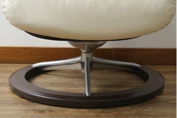 中古　美品　EKORNES(エコーネス)　Stressless(ストレスレス)　View (S)　シグニチャー オットマン付　優雅な寛ぎの時間を演出する回転チェアとオットマンのセット　定価約44万円相当　R-082224