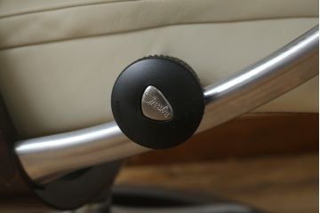 中古　美品　EKORNES(エコーネス)　Stressless(ストレスレス)　View (S)　シグニチャー オットマン付　優雅な寛ぎの時間を演出する回転チェアとオットマンのセット　定価約44万円相当　R-082224