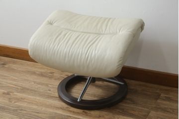 中古　美品　EKORNES(エコーネス)　Stressless(ストレスレス)　View (S)　シグニチャー オットマン付　優雅な寛ぎの時間を演出する回転チェアとオットマンのセット　定価約44万円相当　R-082224