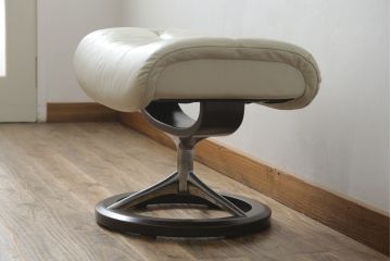 中古　美品　EKORNES(エコーネス)　Stressless(ストレスレス)　View (S)　シグニチャー オットマン付　優雅な寛ぎの時間を演出する回転チェアとオットマンのセット　定価約44万円相当　R-082224