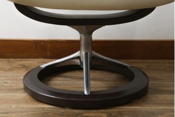 中古　美品　EKORNES(エコーネス)　Stressless(ストレスレス)　View (S)　シグニチャー オットマン付　優雅な寛ぎの時間を演出する回転チェアとオットマンのセット　定価約44万円相当　R-082224