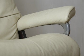 中古　美品　EKORNES(エコーネス)　Stressless(ストレスレス)　View (M)　シグニチャー オットマン付　優雅な寛ぎの時間を演出する回転チェアとオットマンのセット　定価約44万円相当　R-082225
