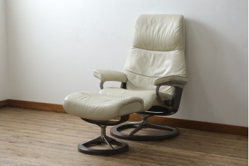 中古　美品　EKORNES(エコーネス)　Stressless(ストレスレス)　View (M)　シグニチャー オットマン付　優雅な寛ぎの時間を演出する回転チェアとオットマンのセット　定価約44万円相当　R-082225