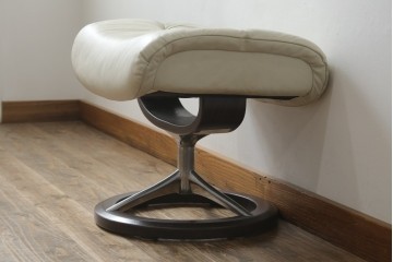 中古　美品　EKORNES(エコーネス)　Stressless(ストレスレス)　View (M)　シグニチャー オットマン付　優雅な寛ぎの時間を演出する回転チェアとオットマンのセット　定価約44万円相当　R-082225