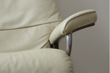 中古　美品　EKORNES(エコーネス)　Stressless(ストレスレス)　View (M)　シグニチャー オットマン付　優雅な寛ぎの時間を演出する回転チェアとオットマンのセット　定価約44万円相当　R-082225