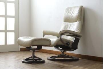 中古　美品　EKORNES(エコーネス)　Stressless(ストレスレス)　View (M)　シグニチャー オットマン付　優雅な寛ぎの時間を演出する回転チェアとオットマンのセット　定価約44万円相当　R-082225
