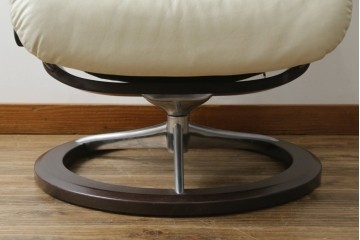 中古　美品　EKORNES(エコーネス)　Stressless(ストレスレス)　View (M)　シグニチャー オットマン付　優雅な寛ぎの時間を演出する回転チェアとオットマンのセット　定価約44万円相当　R-082225