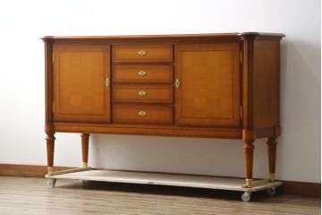 中古　美品　ドイツ　最高級家具メーカー　WARRINGS INTERIEUR(ウォーリングス)社　クラシカルな雰囲気の象嵌入りサイドボード(サイドキャビネット、リビングボード、収納棚、戸棚)(定価約200万円)(R-082227)