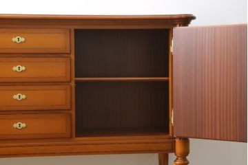中古　美品　ドイツ　最高級家具メーカー　WARRINGS INTERIEUR(ウォーリングス)社　クラシカルな雰囲気の象嵌入りサイドボード(サイドキャビネット、リビングボード、収納棚、戸棚)(定価約200万円)(R-082227)