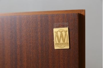 中古　美品　ドイツ　最高級家具メーカー　WARRINGS INTERIEUR(ウォーリングス)社　クラシカルな雰囲気の象嵌入りサイドボード(サイドキャビネット、リビングボード、収納棚、戸棚)(定価約200万円)(R-082227)