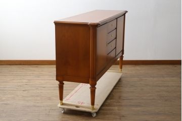 中古　美品　ドイツ　最高級家具メーカー　WARRINGS INTERIEUR(ウォーリングス)社　クラシカルな雰囲気の象嵌入りサイドボード(サイドキャビネット、リビングボード、収納棚、戸棚)(定価約200万円)(R-082227)