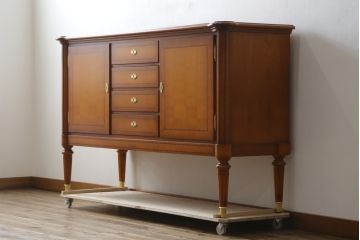 中古　美品　ドイツ　最高級家具メーカー　WARRINGS INTERIEUR(ウォーリングス)社　クラシカルな雰囲気の象嵌入りサイドボード(サイドキャビネット、リビングボード、収納棚、戸棚)(定価約200万円)(R-082227)