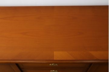 中古　美品　ドイツ　最高級家具メーカー　WARRINGS INTERIEUR(ウォーリングス)社　クラシカルな雰囲気の象嵌入りサイドボード(サイドキャビネット、リビングボード、収納棚、戸棚)(定価約200万円)(R-082227)