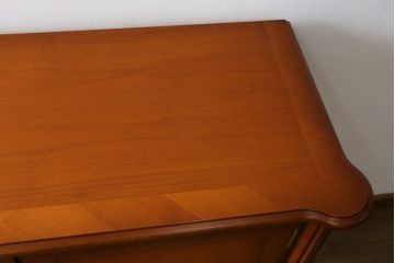 中古　美品　ドイツ　最高級家具メーカー　WARRINGS INTERIEUR(ウォーリングス)社　クラシカルな雰囲気の象嵌入りサイドボード(サイドキャビネット、リビングボード、収納棚、戸棚)(定価約200万円)(R-082227)
