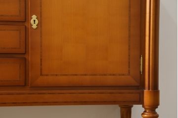 中古　美品　ドイツ　最高級家具メーカー　WARRINGS INTERIEUR(ウォーリングス)社　クラシカルな雰囲気の象嵌入りサイドボード(サイドキャビネット、リビングボード、収納棚、戸棚)(定価約200万円)(R-082227)