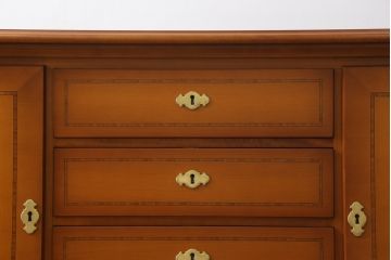 中古　美品　ドイツ　最高級家具メーカー　WARRINGS INTERIEUR(ウォーリングス)社　クラシカルな雰囲気の象嵌入りサイドボード(サイドキャビネット、リビングボード、収納棚、戸棚)(定価約200万円)(R-082227)