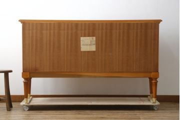 中古　美品　ドイツ　最高級家具メーカー　WARRINGS INTERIEUR(ウォーリングス)社　クラシカルな雰囲気の象嵌入りサイドボード(サイドキャビネット、リビングボード、収納棚、戸棚)(定価約200万円)(R-082227)