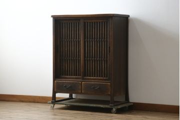 中古　美品　国産職人手作り　水屋の匠　久遠　希少の廃番品　民芸家具　楢(ナラ)材　味わい深い木の色味が素敵なアンティーク調脚付き水屋箪笥(サイドボード、サイドキャビネット、食器棚、戸棚、収納棚)(R-082228)