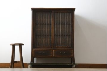 中古　美品　国産職人手作り　水屋の匠　久遠　希少の廃番品　民芸家具　楢(ナラ)材　味わい深い木の色味が素敵なアンティーク調脚付き水屋箪笥(サイドボード、サイドキャビネット、食器棚、戸棚、収納棚)(R-082228)
