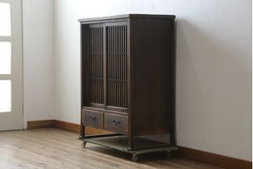 中古　美品　国産職人手作り　水屋の匠　久遠　希少の廃番品　民芸家具　楢(ナラ)材　味わい深い木の色味が素敵なアンティーク調脚付き水屋箪笥(サイドボード、サイドキャビネット、食器棚、戸棚、収納棚)(R-082228)