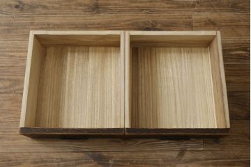 中古　美品　国産職人手作り　水屋の匠　久遠　希少の廃番品　民芸家具　楢(ナラ)材　味わい深い木の色味が素敵なアンティーク調脚付き水屋箪笥(サイドボード、サイドキャビネット、食器棚、戸棚、収納棚)(R-082228)