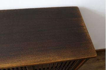 中古　美品　国産職人手作り　水屋の匠　久遠　希少の廃番品　民芸家具　楢(ナラ)材　味わい深い木の色味が素敵なアンティーク調脚付き水屋箪笥(サイドボード、サイドキャビネット、食器棚、戸棚、収納棚)(R-082228)