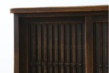 中古　美品　国産職人手作り　水屋の匠　久遠　希少の廃番品　民芸家具　楢(ナラ)材　味わい深い木の色味が素敵なアンティーク調脚付き水屋箪笥(サイドボード、サイドキャビネット、食器棚、戸棚、収納棚)(R-082228)