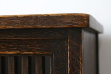 中古　美品　国産職人手作り　水屋の匠　久遠　希少の廃番品　民芸家具　楢(ナラ)材　味わい深い木の色味が素敵なアンティーク調脚付き水屋箪笥(サイドボード、サイドキャビネット、食器棚、戸棚、収納棚)(R-082228)