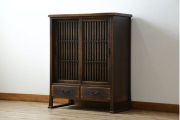 中古　美品　国産職人手作り　水屋の匠　久遠　希少の廃番品　民芸家具　楢(ナラ)材　味わい深い木の色味が素敵なアンティーク調脚付き水屋箪笥(サイドボード、サイドキャビネット、食器棚、戸棚、収納棚)(R-082228)