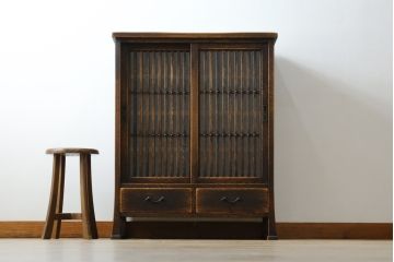 中古　美品　国産職人手作り　水屋の匠　久遠　希少の廃番品　民芸家具　楢(ナラ)材　味わい深い木の色味が素敵なアンティーク調脚付き水屋箪笥(サイドボード、サイドキャビネット、食器棚、戸棚、収納棚)(R-082228)