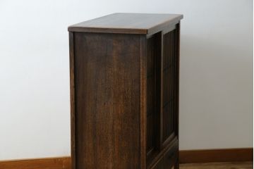 中古　美品　国産職人手作り　水屋の匠　久遠　希少の廃番品　民芸家具　楢(ナラ)材　味わい深い木の色味が素敵なアンティーク調脚付き水屋箪笥(サイドボード、サイドキャビネット、食器棚、戸棚、収納棚)(R-082228)