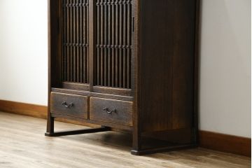 中古　美品　国産職人手作り　水屋の匠　久遠　希少の廃番品　民芸家具　楢(ナラ)材　味わい深い木の色味が素敵なアンティーク調脚付き水屋箪笥(サイドボード、サイドキャビネット、食器棚、戸棚、収納棚)(R-082228)