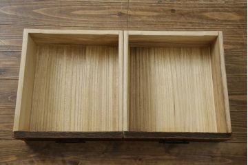 中古　美品　国産職人手作り　水屋の匠　久遠　希少の廃番品　民芸家具　楢(ナラ)材　味わい深い木の色味が素敵なアンティーク調脚付き水屋箪笥(サイドボード、サイドキャビネット、食器棚、戸棚、収納棚)(R-082228)