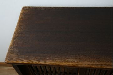 中古　美品　国産職人手作り　水屋の匠　久遠　希少の廃番品　民芸家具　楢(ナラ)材　味わい深い木の色味が素敵なアンティーク調脚付き水屋箪笥(サイドボード、サイドキャビネット、食器棚、戸棚、収納棚)(R-082228)