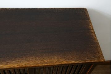 中古　美品　国産職人手作り　水屋の匠　久遠　希少の廃番品　民芸家具　楢(ナラ)材　味わい深い木の色味が素敵なアンティーク調脚付き水屋箪笥(サイドボード、サイドキャビネット、食器棚、戸棚、収納棚)(R-082228)