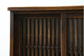 中古　美品　国産職人手作り　水屋の匠　久遠　希少の廃番品　民芸家具　楢(ナラ)材　味わい深い木の色味が素敵なアンティーク調脚付き水屋箪笥(サイドボード、サイドキャビネット、食器棚、戸棚、収納棚)(R-082228)