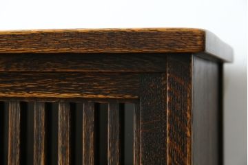 中古　美品　国産職人手作り　水屋の匠　久遠　希少の廃番品　民芸家具　楢(ナラ)材　味わい深い木の色味が素敵なアンティーク調脚付き水屋箪笥(サイドボード、サイドキャビネット、食器棚、戸棚、収納棚)(R-082228)