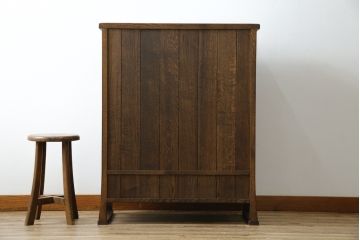 中古　美品　国産職人手作り　水屋の匠　久遠　希少の廃番品　民芸家具　楢(ナラ)材　味わい深い木の色味が素敵なアンティーク調脚付き水屋箪笥(サイドボード、サイドキャビネット、食器棚、戸棚、収納棚)(R-082228)