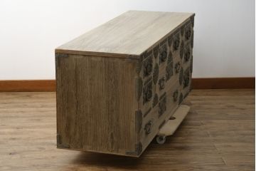 中古　最高級　会津桐使用　伝統工芸品　桐芸士　一條秀逸作　かねはち謹製　意匠の凝らした金具付きの総桐箪笥・上段(総桐たんす、和タンス、衣装箪笥、収納箪笥、テレビ台、テレビボード、ローボード、サイドボード、引き出し、チェスト)(R-082229)