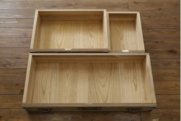 中古　最高級　会津桐使用　伝統工芸品　桐芸士　一條秀逸作　かねはち謹製　意匠の凝らした金具付きの総桐箪笥・上段(総桐たんす、和タンス、衣装箪笥、収納箪笥、テレビ台、テレビボード、ローボード、サイドボード、引き出し、チェスト)(R-082229)