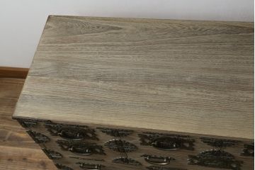 中古　最高級　会津桐使用　伝統工芸品　桐芸士　一條秀逸作　かねはち謹製　意匠の凝らした金具付きの総桐箪笥・上段(総桐たんす、和タンス、衣装箪笥、収納箪笥、テレビ台、テレビボード、ローボード、サイドボード、引き出し、チェスト)(R-082229)